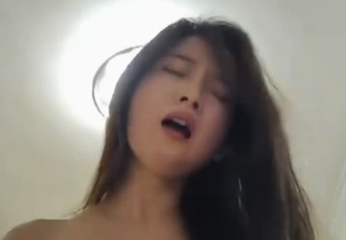 身材和颜值都是上上等的神仙女友，逼还嫩的出水，骚货淫荡的表情