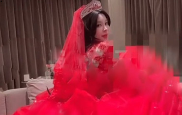 性致真好的美人新娘・穿着红纱直接骑马上棒・真等不及圆房啦